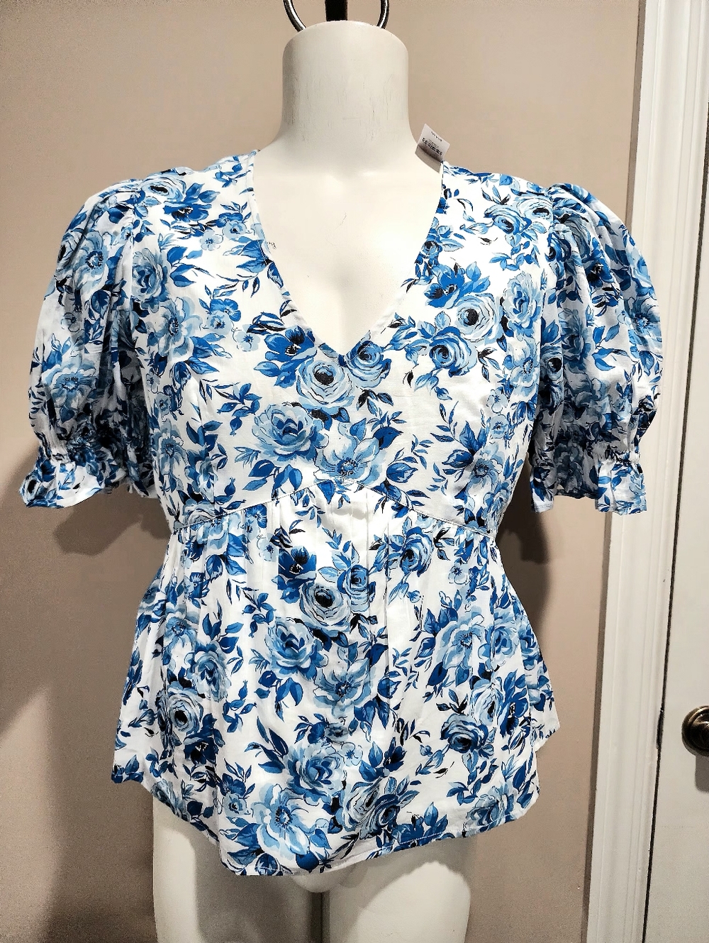 NWT NY&Company Smocked Puff-Sleeve V-Neck Top Size Large